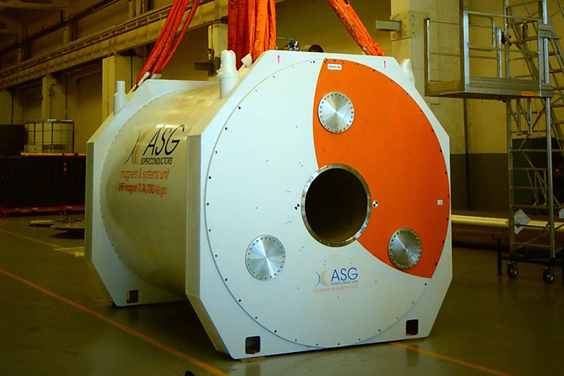 UHF MRI MAGNETS